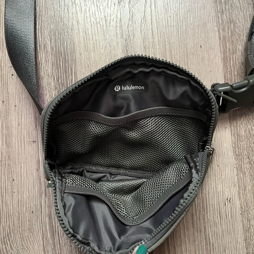 🆕lululemon Everywhere Belt Bag -Green - Picture 7 of 9